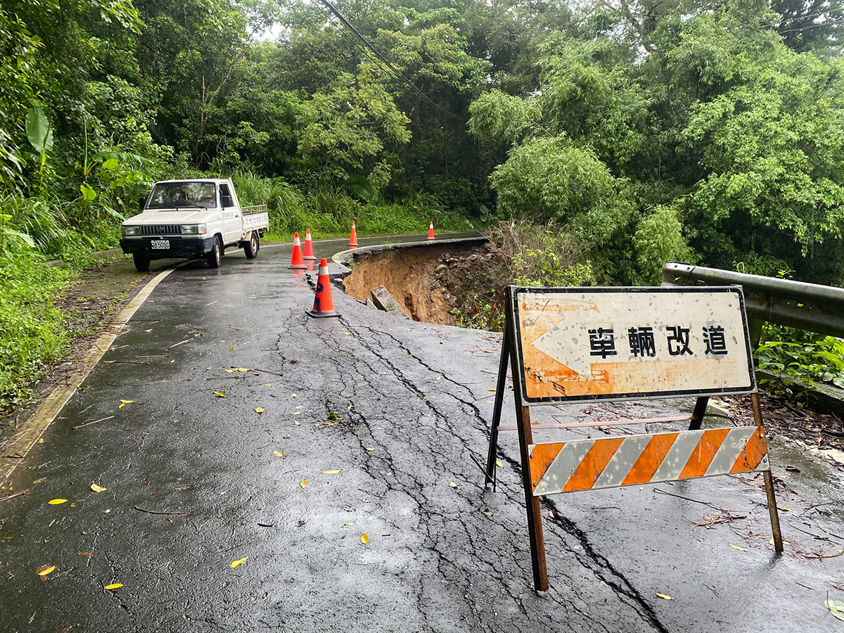 南岸道路（箭竹東）接近4K+100轉彎處崩榻